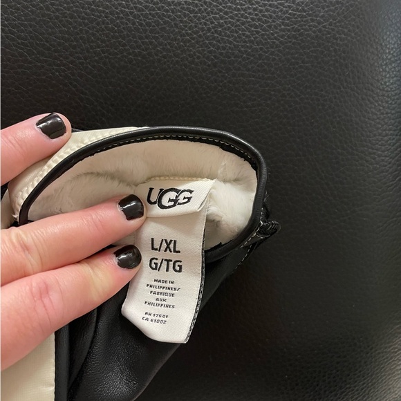 UGG SHERPA FABRIC GLOVE W ZIPPER - Picture 2 of 3